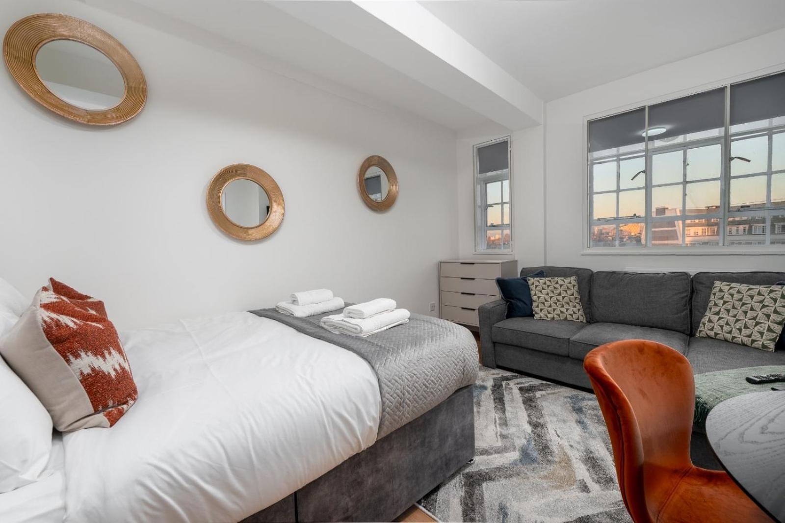 Apartment Capital 817, Chelsea Cloisters *